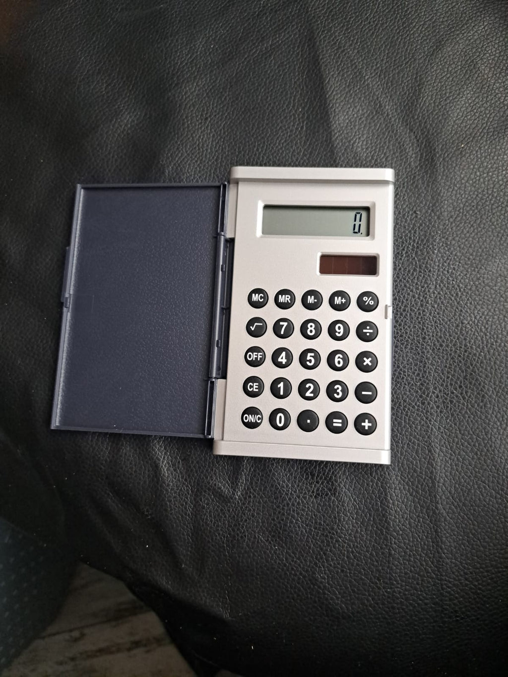 Taschenrechner mit Schutzklappe