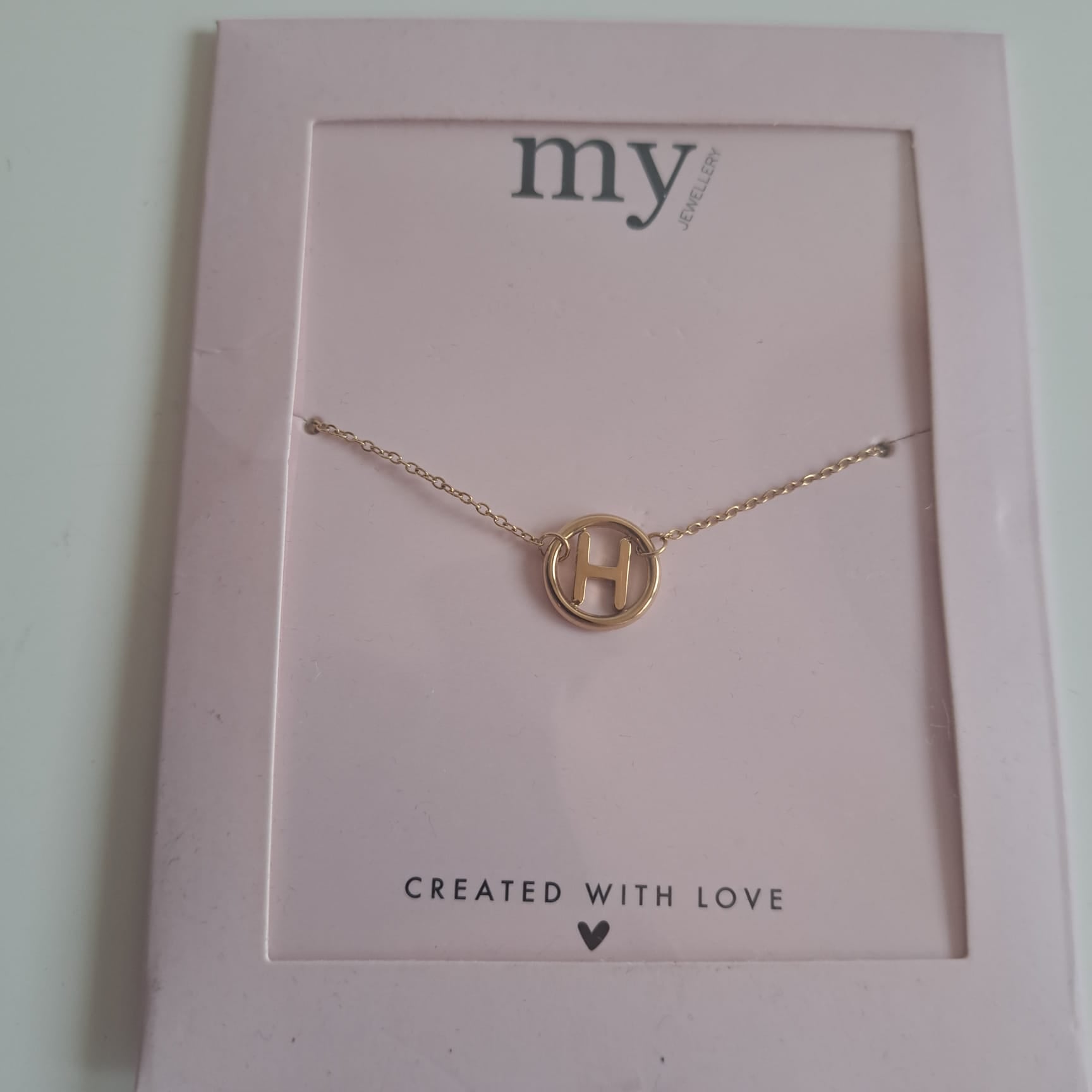 Dieses Armband stammt von My Jewellery und hat einen Anhänger mit dem Buchstaben H