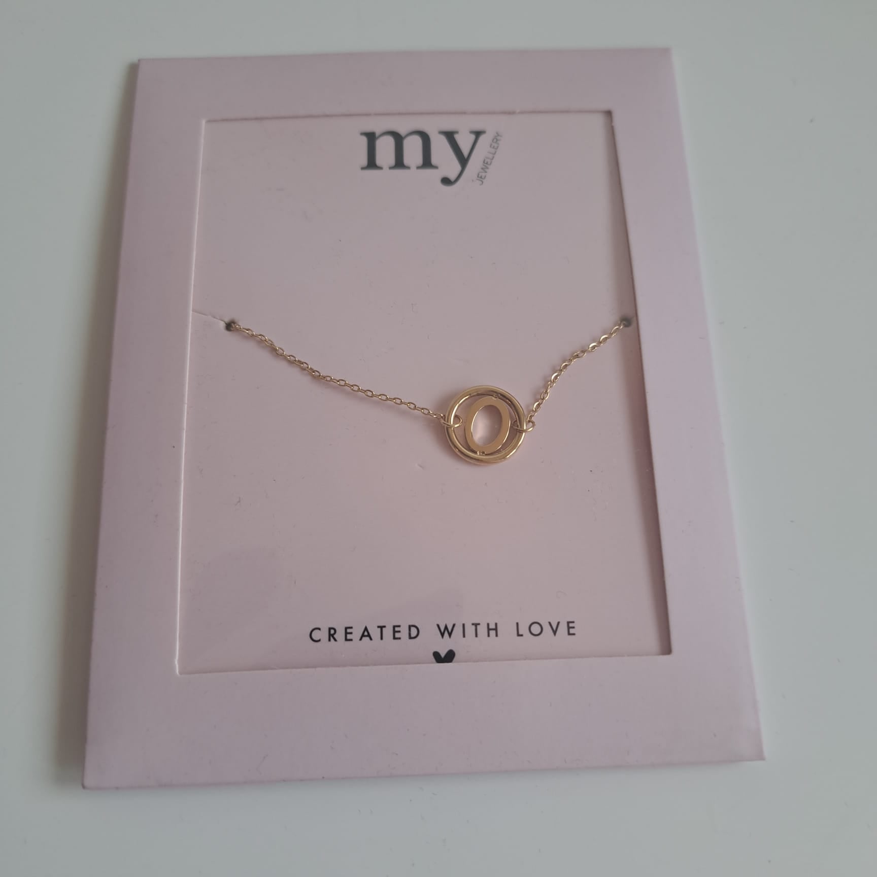 Goldfarbenes Armband mit einem runden Kreis-Anhänger der Marke My Jewellery