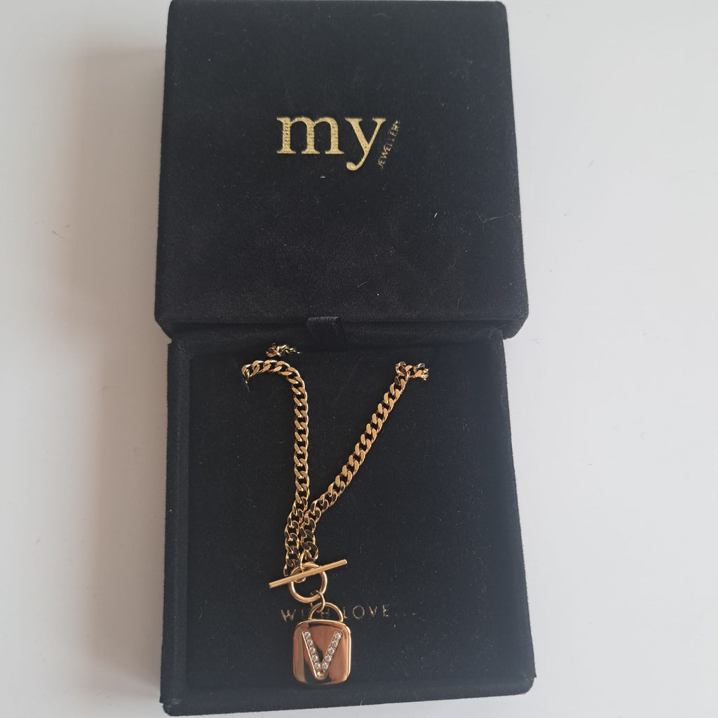 Vergoldete Gliederkette der Marke My Jewellery mit einem Anhänger in Form eines Vorhängeschlosses, das mit einem Zirkonia-Buchstaben verziert ist
