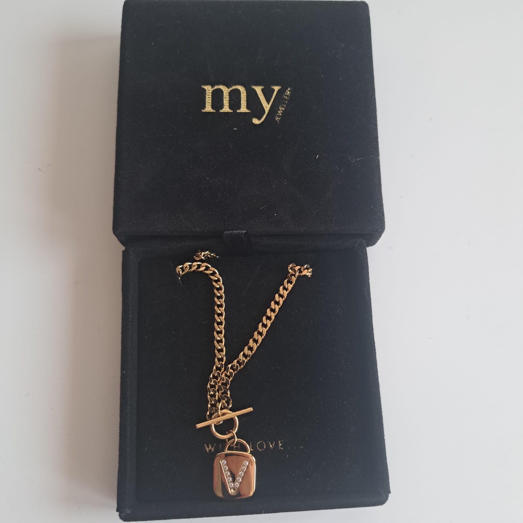 Vergoldete Gliederkette der Marke My Jewellery mit einem Anhänger in Form eines Vorhängeschlosses, das mit einem Zirkonia-Buchstaben verziert ist
