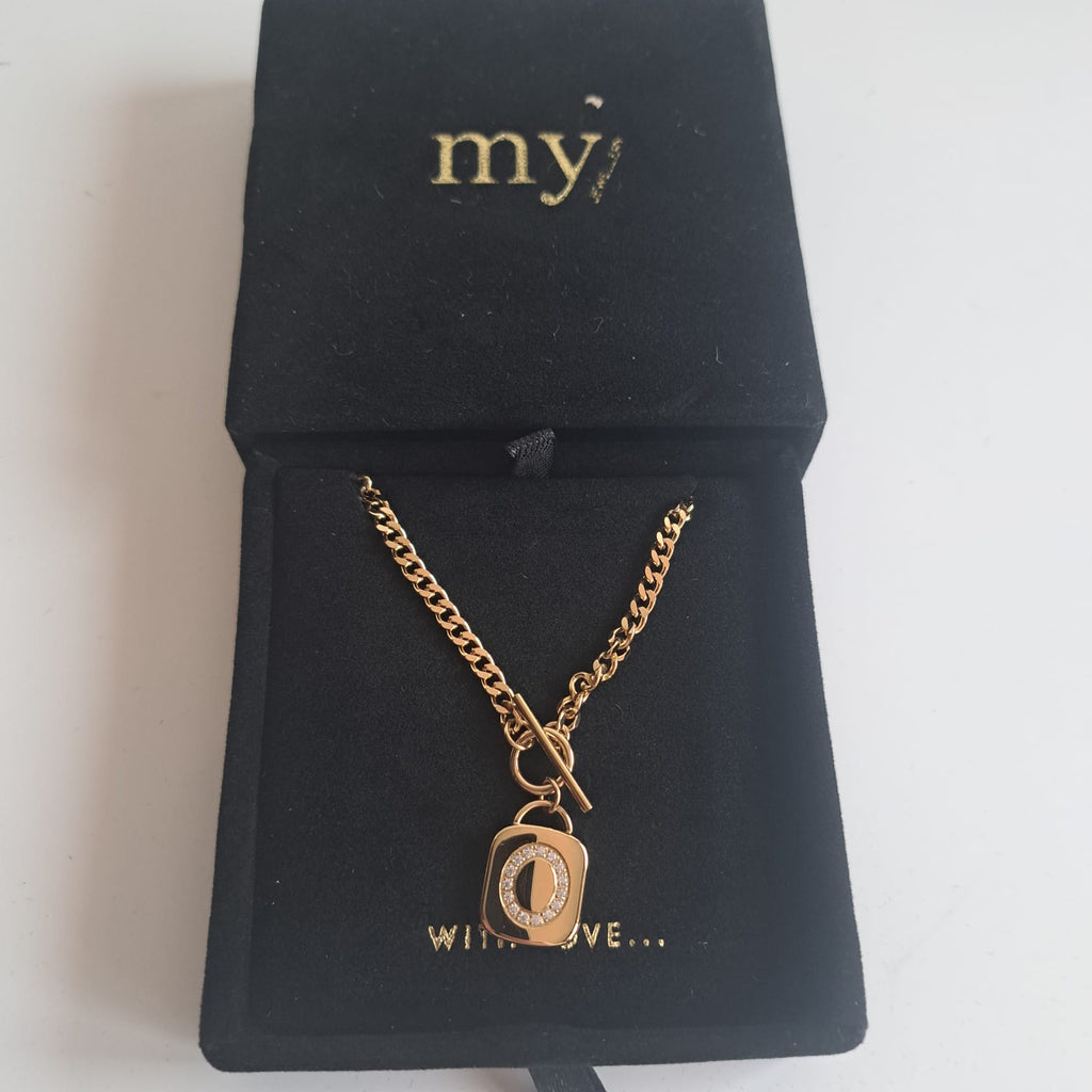 Vergoldete Gliederkette der Marke My Jewellery mit einem Anhänger in Form eines Vorhängeschlosses, das mit einem Zirkonia-Buchstaben verziert ist