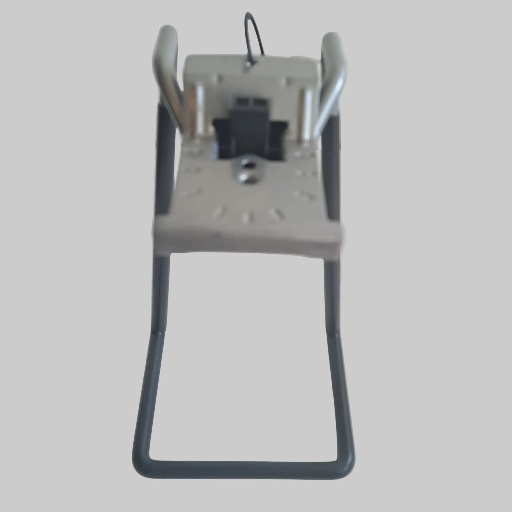 Vertikaler Fahrrad-Wandhalter aus dem Rubbermaid FastTrack Garagen-Ordnungssystem